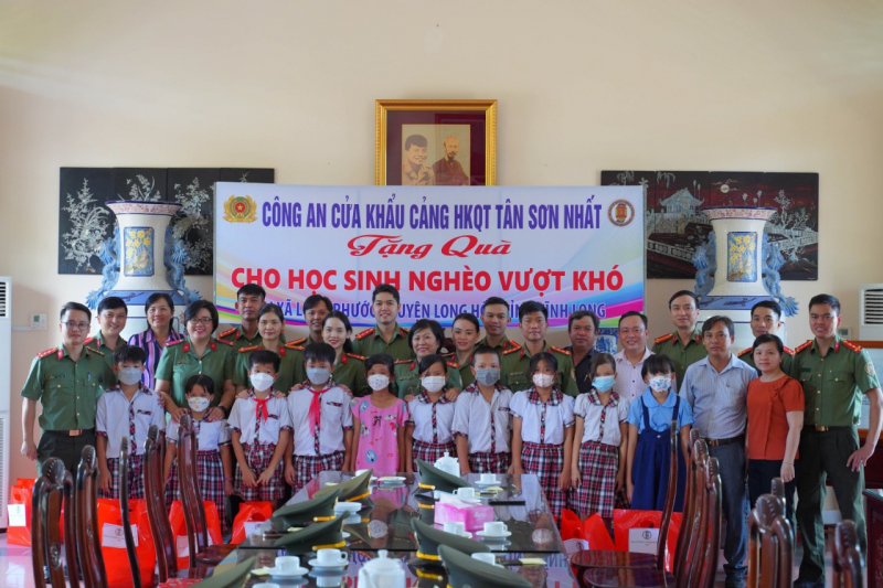 Công an cửa khẩu Cảng hàng không quốc tế Tân Sơn Nhất về nguồn -0