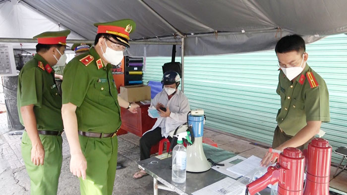 Trang 12: Những ngày sinh tử ở “chảo lửa” COVID -19 -0