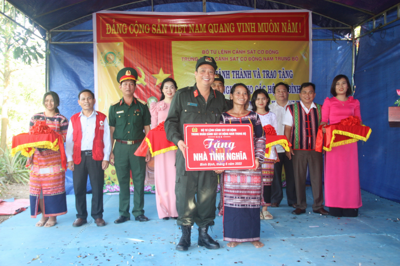 Trung đoàn CSCĐ Nam Trung bộ trao tặng  3 căn nhà tình nghĩa  -0