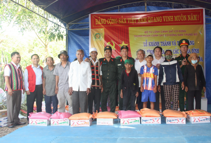 Trung đoàn CSCĐ Nam Trung bộ trao tặng  3 căn nhà tình nghĩa  -0