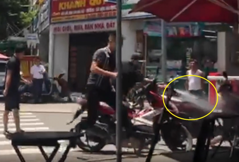 Từ xích mích khi đi massage, 2 nhóm tiếp tục va chạm giao thông rồi…đánh người -0