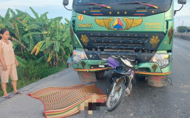 Nạn nhân thứ 2 tử vong sau vụ xe tải ben liên hoàn  -0