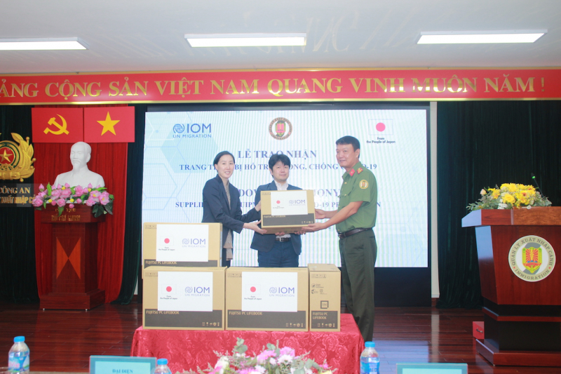 Bàn giao trang thiết bị phòng, chống dịch COVID-19 -0