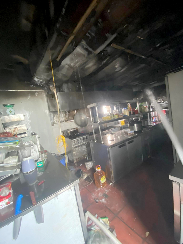 Cháy khách sạn phố cổ, sử dụng xe thang đưa khách ra ngoài -0