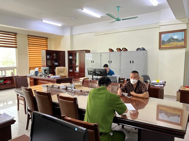 Bị khởi tố vì giật hồ sơ ly hôn từ tay Thẩm phán rồi bỏ chạy -0