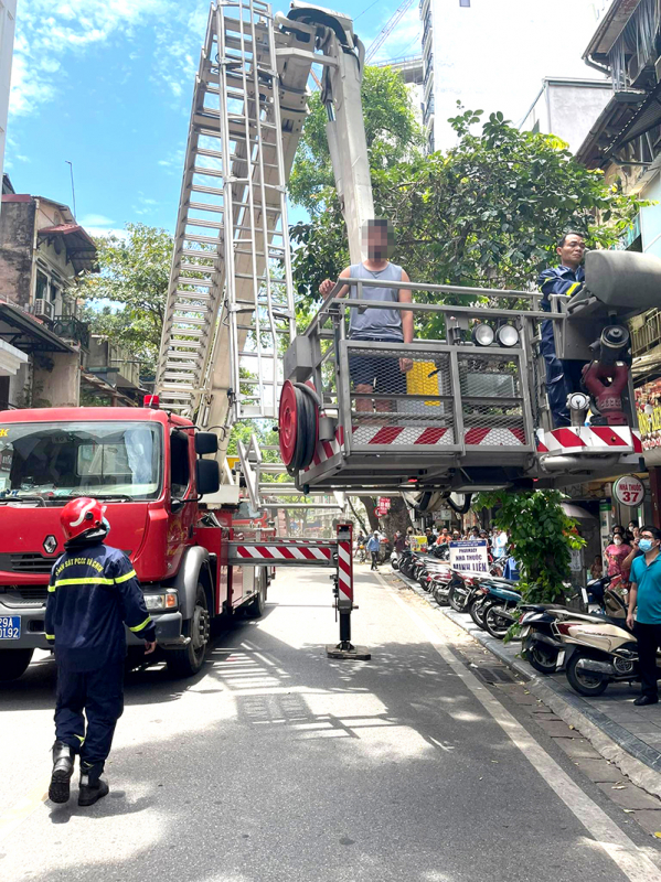 Cháy khách sạn phố cổ, sử dụng xe thang đưa khách ra ngoài -0