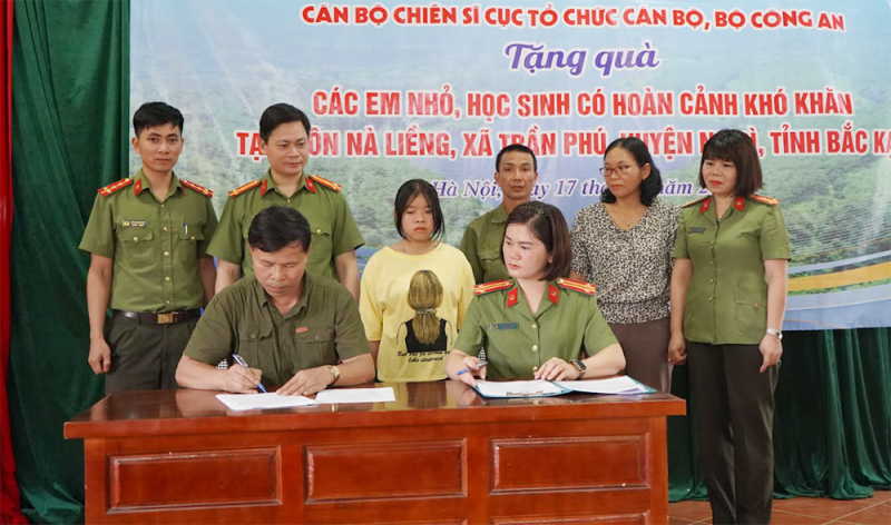 Cục Tổ chức cán bộ, Bộ Công an tặng quà tại huyện Na Rì -0