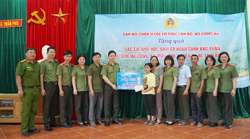 Cục Tổ chức cán bộ, Bộ Công an tặng quà tại huyện Na Rì -1