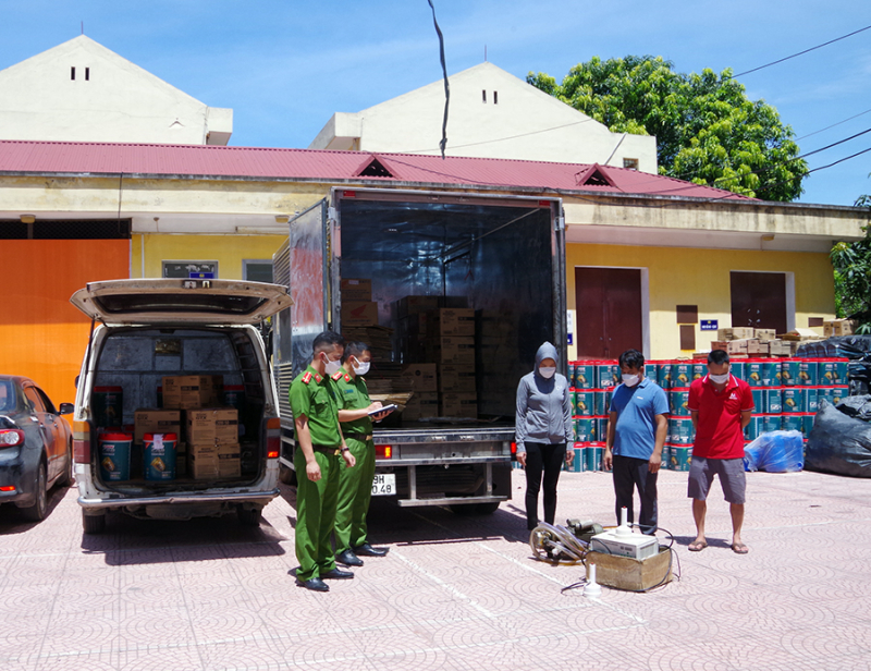 Phát hiện cơ sở sản xuất, buôn bán dầu nhớt giả quy mô lớn -0