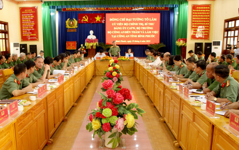 Bộ trưởng Bộ Công an đến thăm và làm việc tai Công an tỉnh Bình Phước -0