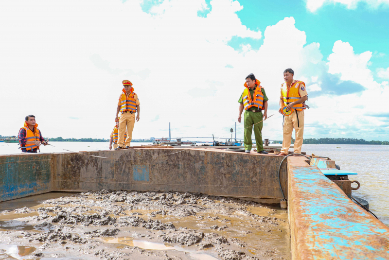 Cảnh sát đường thủy Cần Thơ lập công ngày đầu ra quân cao điểm -1