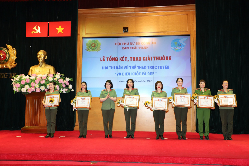 Hội phụ nữ Bộ Công an  trao giải thưởng Hội thi dân vũ thể thao -0