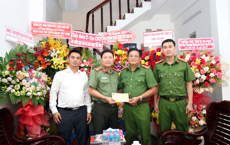 Nhiều đơn vị, địa phương chúc mừng Văn phòng thường trú Báo CAND khu vực ĐBSCL -0