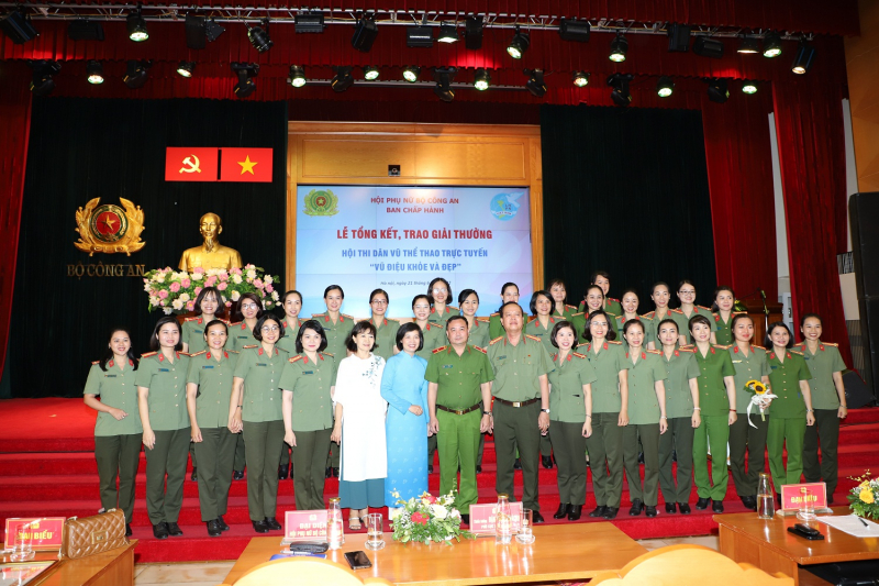 Hội phụ nữ Bộ Công an  trao giải thưởng Hội thi dân vũ thể thao -0
