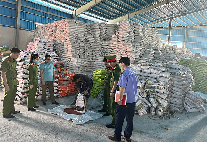 Khởi tố thêm 3 bị can liên quan đến hành vi sản xuất hàng giả là phân bón -0