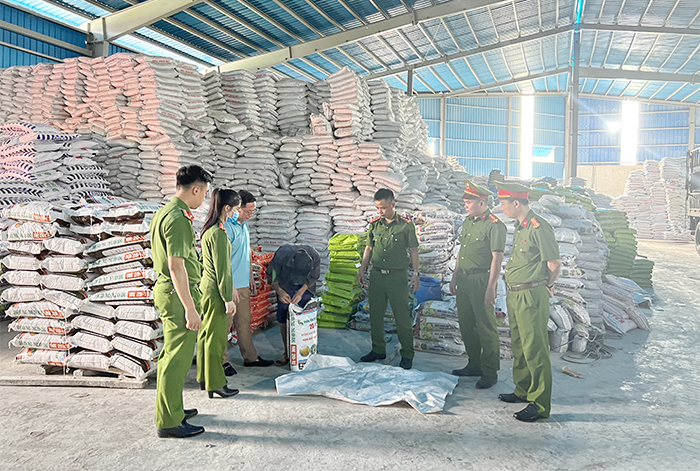 Khởi tố thêm 3 bị can liên quan đến hành vi sản xuất hàng giả là phân bón -1