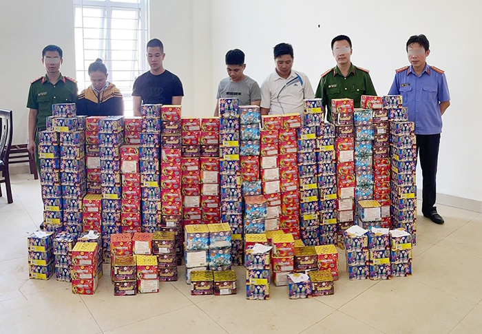 Bắt 4 đối tượng buôn bán trái phép gần 5 tạ pháo nổ -0