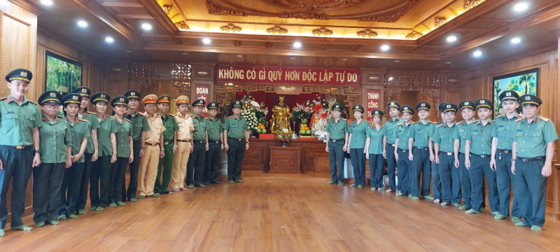 Công an TP Hồ Chí Minh dâng hương Chủ tịch Hồ Chí Minh nhân Ngày Báo chí Cách mạng Việt Nam -0