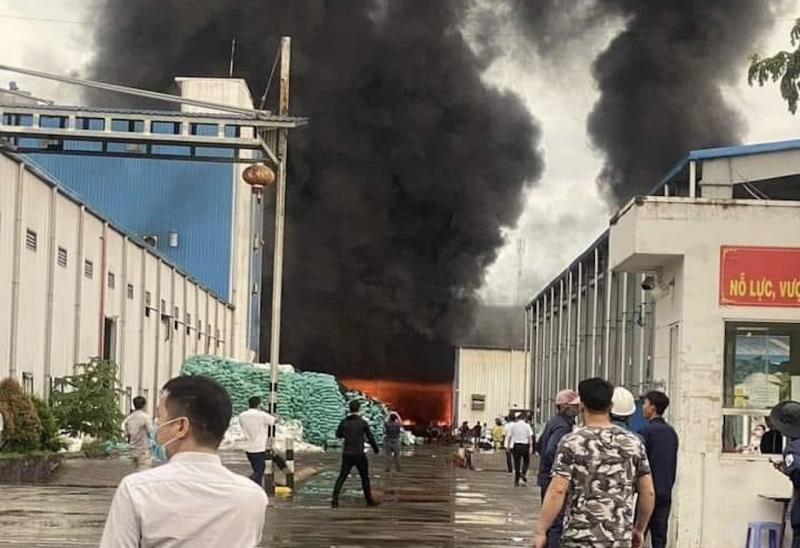Cháy lớn tại công ty sợi trong Khu công nghiệp Long Giang -0