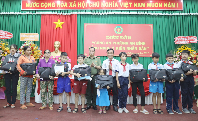 Công an phường lắng nghe ý kiến nhân dân để phục vụ tốt hơn -0