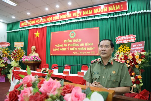 Công an phường lắng nghe ý kiến nhân dân để phục vụ tốt hơn -0
