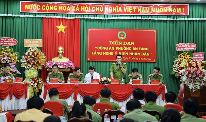 Công an phường lắng nghe ý kiến nhân dân để phục vụ tốt hơn -0