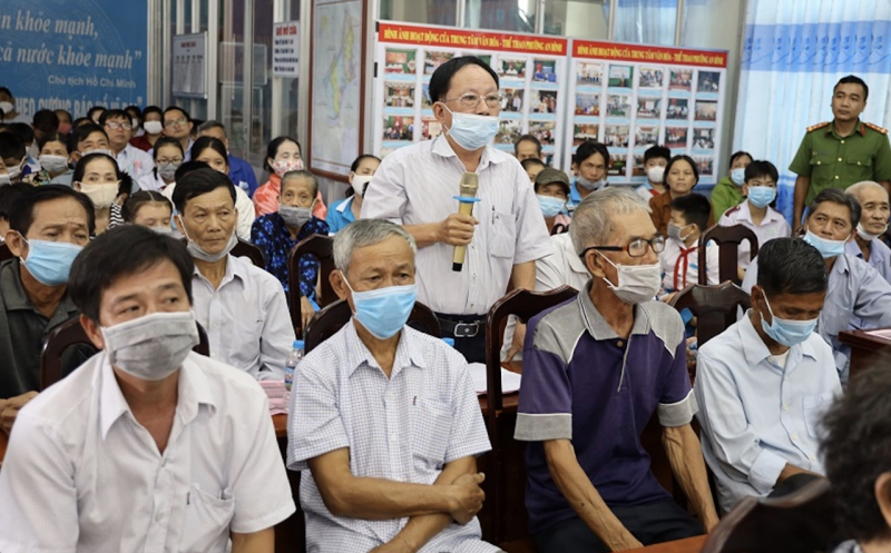 Công an phường lắng nghe ý kiến nhân dân để phục vụ tốt hơn -0