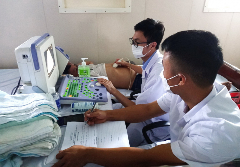 Tàu Hải quân Việt Nam khám sức khỏe, cấp thuốc cho người dân Phú Yên -0