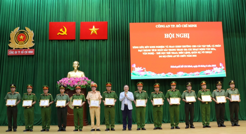 Khen thưởng tập thể, cá nhân đạt thành tích cao tại các hội thao, hội diễn Bộ Công an -0