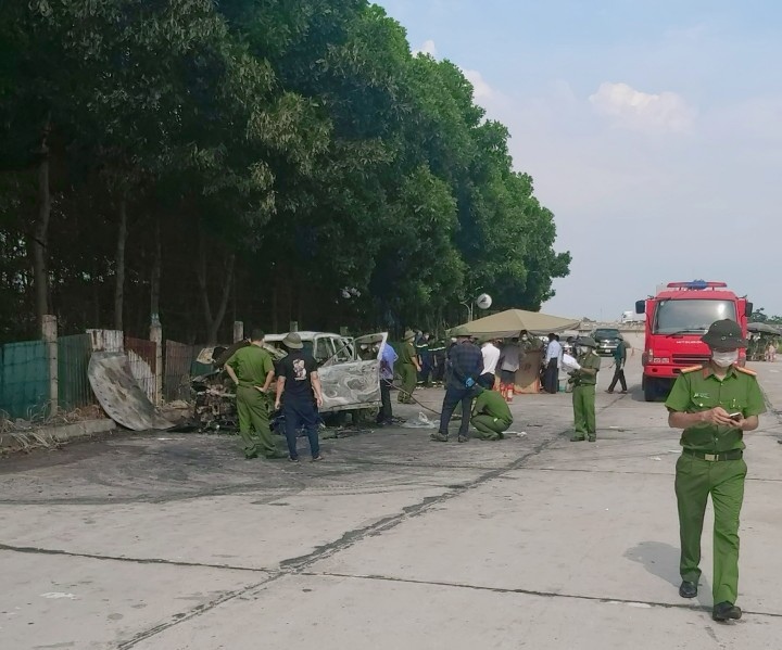 Phát hiện thi thể cháy đen trong chiếc xe cháy rụi ở Vĩnh Phúc -0