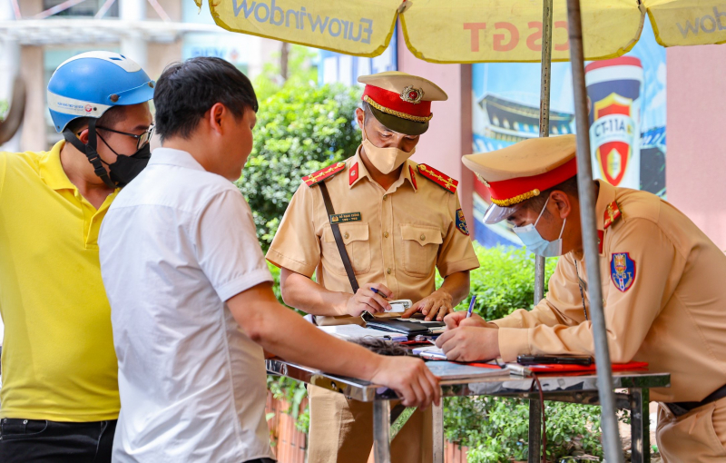 Cảnh sát giao thông Thủ đô phòng, chống tai nạn, ùn tắc giữa “chảo lửa” -0
