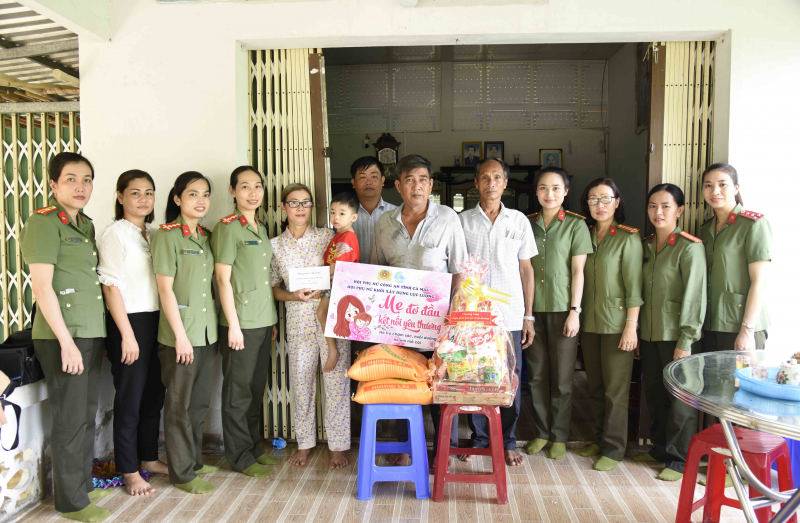 Phụ nữ Công an tỉnh Cà Mau triển khai chương trình “Mẹ đỡ đầu” -0