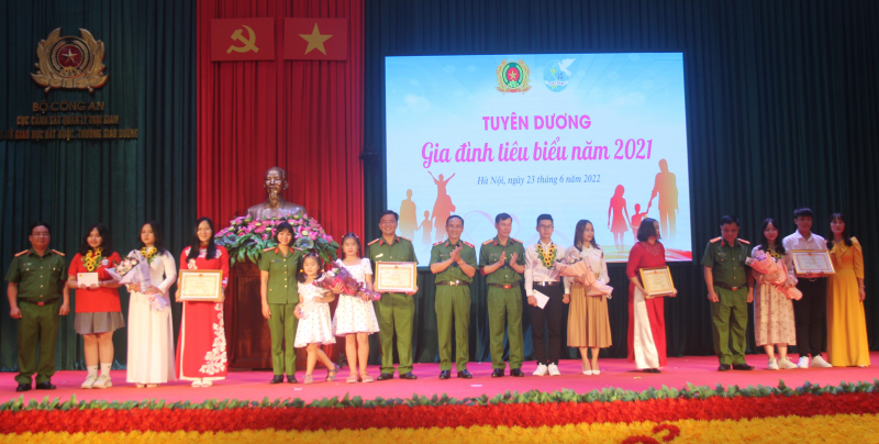 Tuyên dương con CBCS đạt thành tích cao, gia đình tiêu biểu lực lượng Cảnh sát quản lý trại giam -0