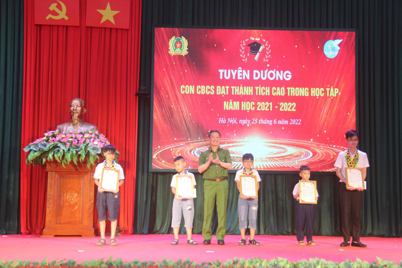 Tuyên dương con CBCS đạt thành tích cao, gia đình tiêu biểu lực lượng Cảnh sát quản lý trại giam -0