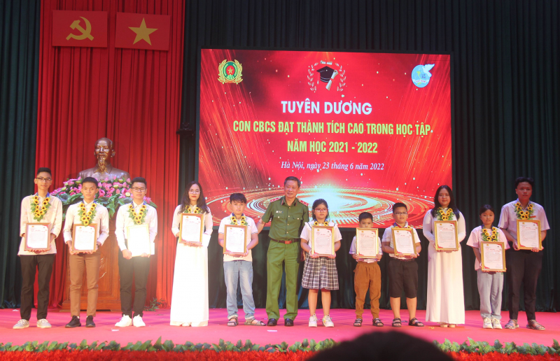 Tuyên dương con CBCS đạt thành tích cao, gia đình tiêu biểu lực lượng Cảnh sát quản lý trại giam -0