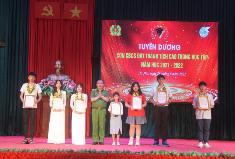 Tuyên dương con CBCS đạt thành tích cao, gia đình tiêu biểu lực lượng Cảnh sát quản lý trại giam -0