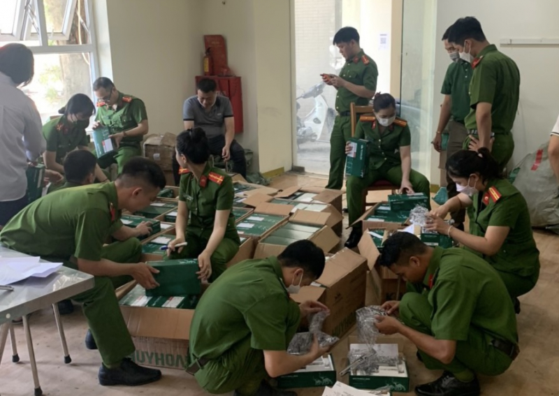 Mua khóa trôi nổi về dán mác hàng “xịn” rồi tung ra thị trường -0