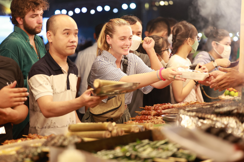 Lễ hội ẩm thực tại Festival Huế 2022 thu hút hàng nghìn du khách -0