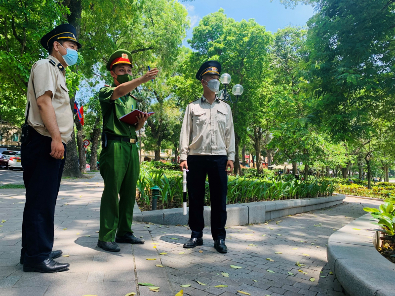 Không để hàng rong bủa vây không gian đi bộ hồ Gươm -0