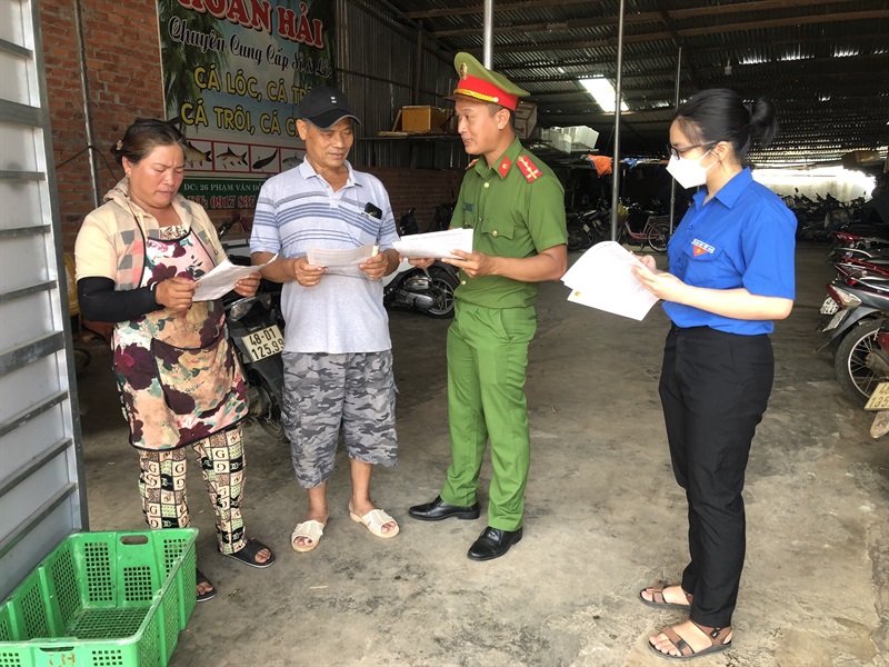 Công an huyện Cư Jút phát hơn 16.000 tờ rơi cảnh báo tội phạm -0