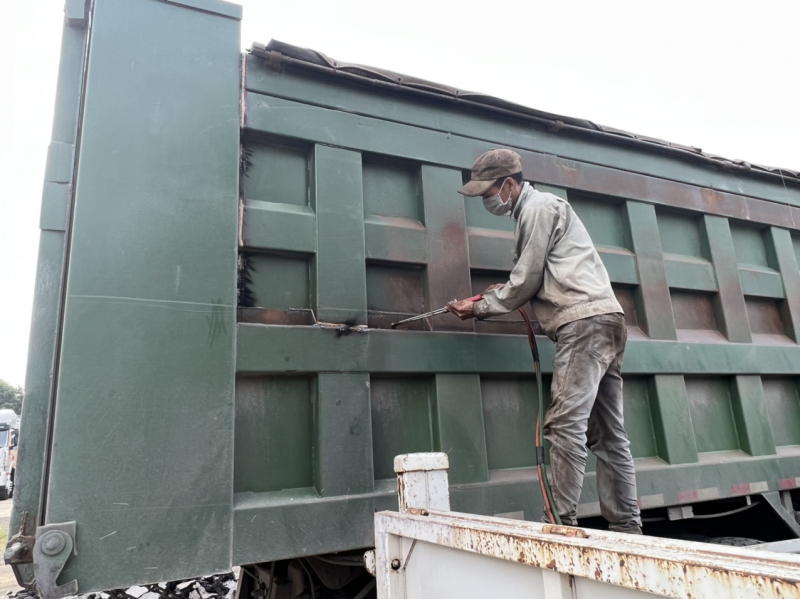 Loạt xe tải cơi nới thành thùng cao cả mét bị cắt gọt trên cao tốc Hà Nội – Thái Nguyên -0