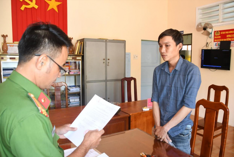 Công an tỉnh Trà Vinh tống đạt các quyết định đối với Dương Hồng Lộc.
