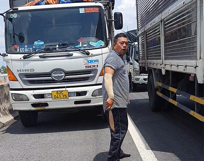Làm việc với tài xế xe tải lưu thông trên làn dừng khẩn cấp còn cầm dao dọa chém tài xế xe cứu thương -0