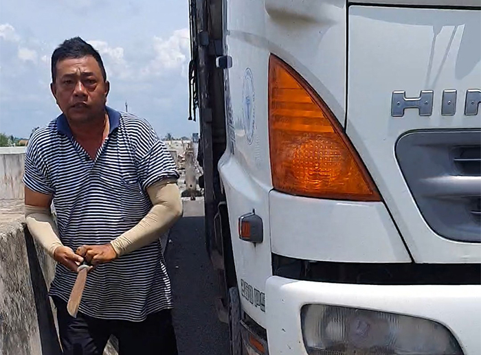 Làm việc với tài xế xe tải lưu thông trên làn dừng khẩn cấp còn cầm dao dọa chém tài xế xe cứu thương -1