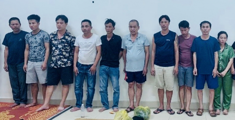 Dùng xe khách chở người đến sới để đánh bạc -0