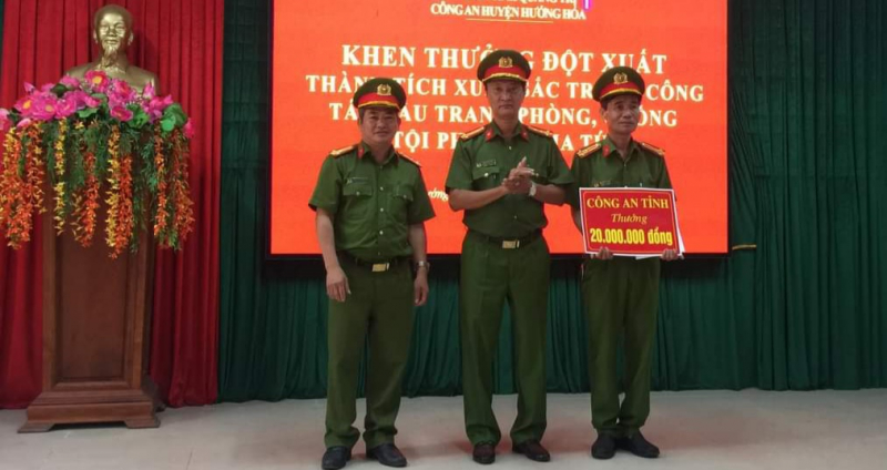 Trao thưởng vụ bắt giữ hơn 1,5kg ma túy  -0