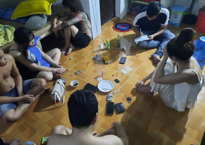 Bắt quả tang 5 nam, nữ thanh niên “phê” ma túy trong nhà trọ -0