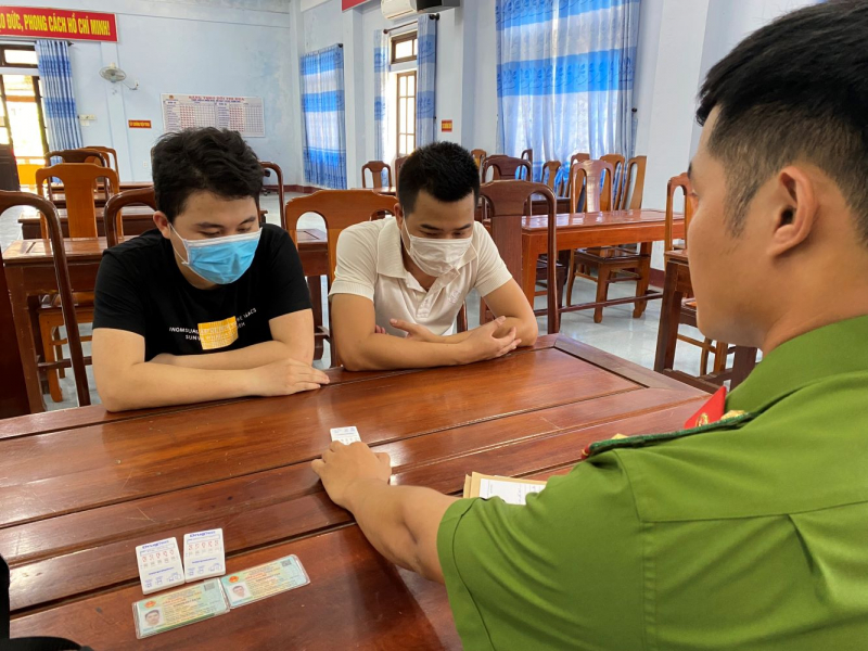 Bắt quả tang 5 nam, nữ thanh niên “phê” ma túy trong nhà trọ -0