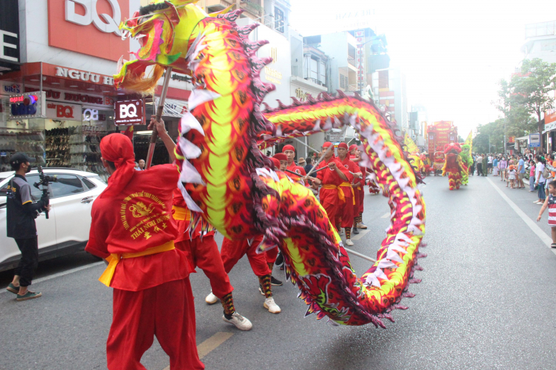 Rực rỡ sắc màu lễ hội đường phố Festival Huế 2022 -0