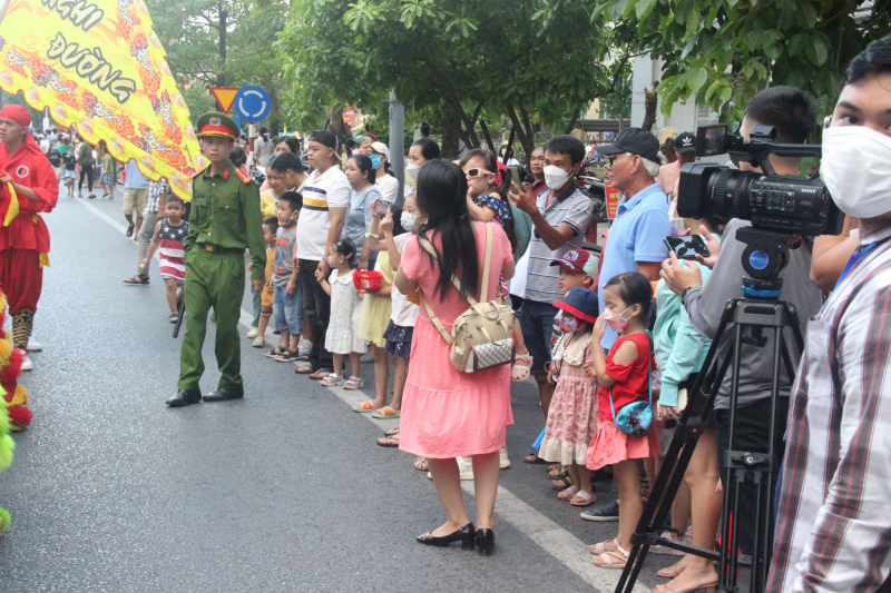 Rực rỡ sắc màu lễ hội đường phố Festival Huế 2022 -1